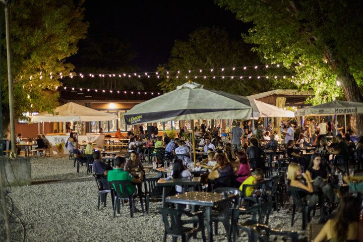 Il chiosco estivo di sera